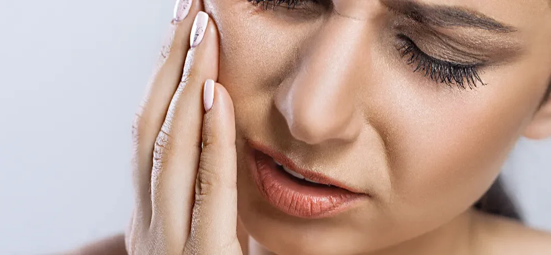 Boli zub ispod krunice: uzroci, simptomi i rješenja