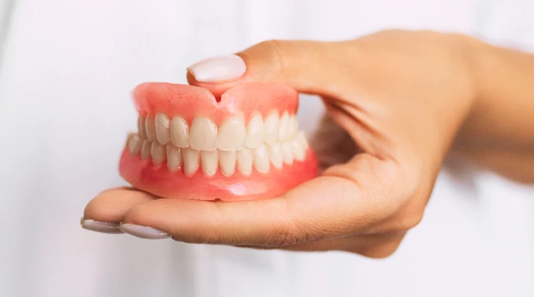 Parcijalna proteza: metalna (wironit) vs. fleksibilna – prednosti, stabilnost i udobnost